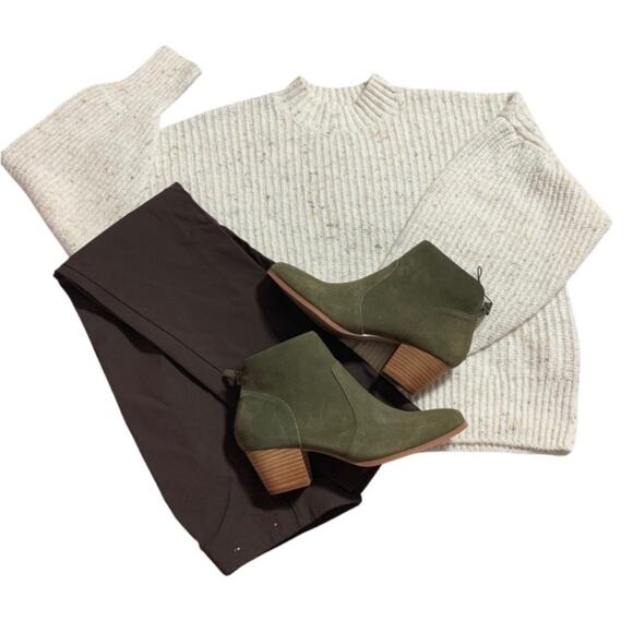 Violet & Red NWT Cupid Suede Boots Olive Green Back Zipper Size 8.5 - Picture 1 of 10